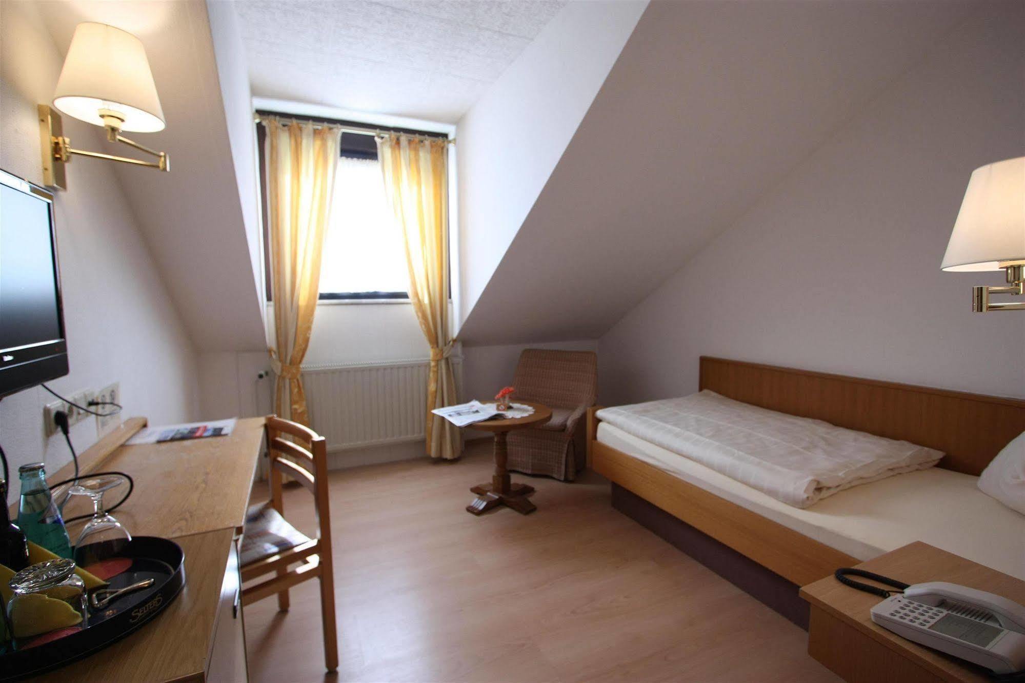 Hotel Zum Loewen Mörfelden-Walldorf Exterior foto